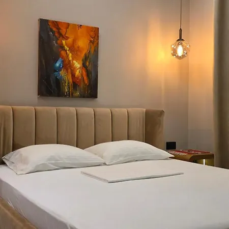 Deluxe * Τίρανα